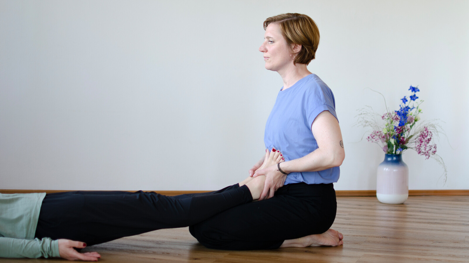 Manuelle Mobilisierung zur Verbesserung der Aufrichtung und Beweglichkeit.